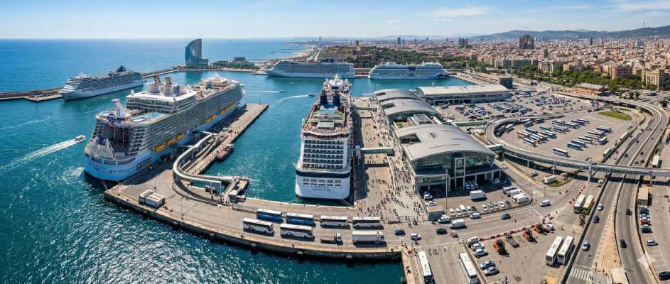 Terminales de cruceros en el Muelle Adosado (Moll Adossat) del Puerto de Barcelona